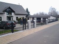 Zaunanlage mit Granitsäulen