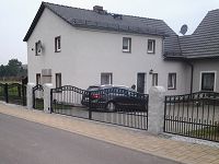 Zaunanlage mit Granitsäulen