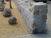 Natursteinmauer als Abtrennung