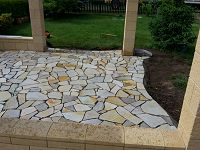 Mediterrane Sitzecke mit Polygonalplatten