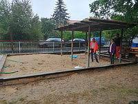 Sandkasteneinfassung mit Rubinienholz vorher