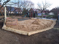 Sandkasteneinfassung mit Rubinienholz nachher